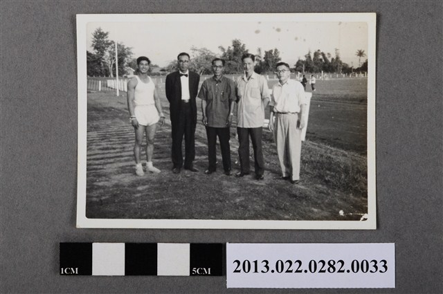 張星賢等5人在田徑場合照 (共2張)