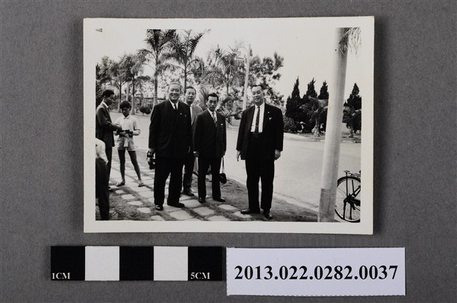 川崎秀二等4人合照 (共2張)