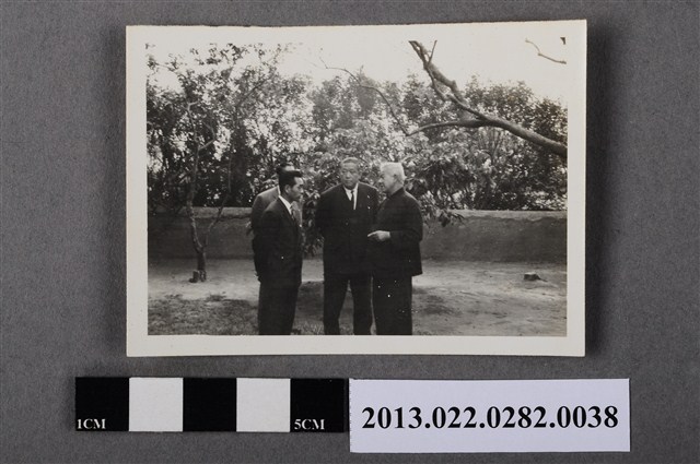 川崎秀二與楊肇嘉等4人照片 (共2張)