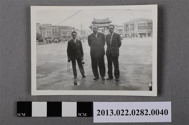 張星賢與川崎秀二等2人於新竹迎曦門前合照 (共2張)