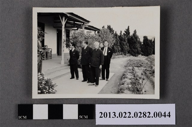 楊肇嘉與川崎秀二等5人合照 (共2張)