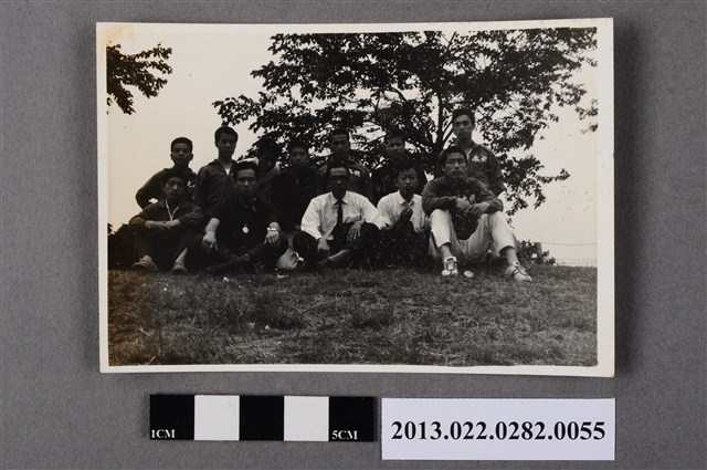 張星賢與本鄉高校田徑隊師生合照 (共2張)