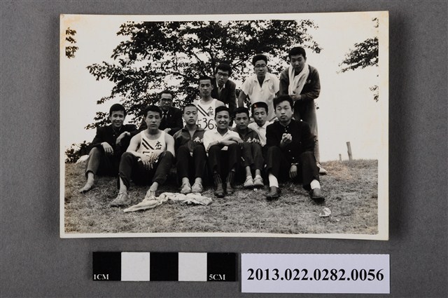 張星賢與本鄉高校田徑隊師生合照 (共2張)