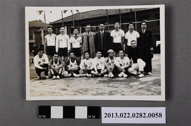 張星賢與合庫隊員合照 (共2張)