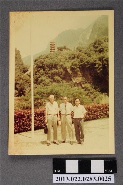 張星賢等3人與天祥天峰塔合照 (共2張)