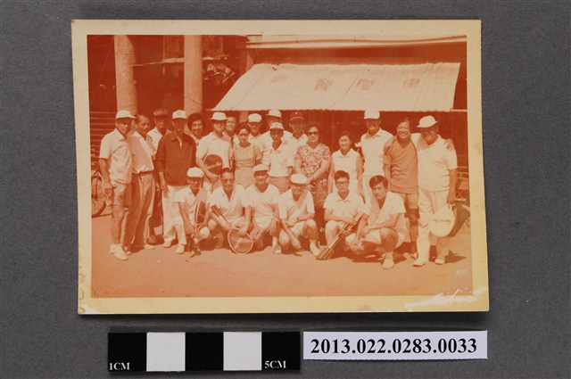 張星賢等23人於重慶餐廳前團體合照 (共2張)