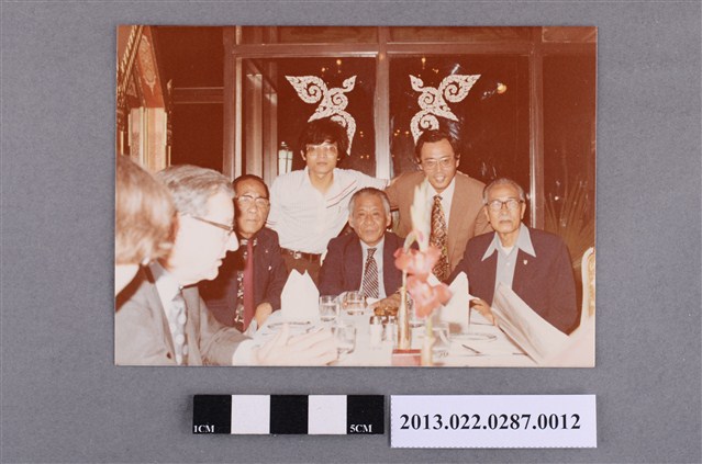 張星賢等5人餐敍合照 (共2張)