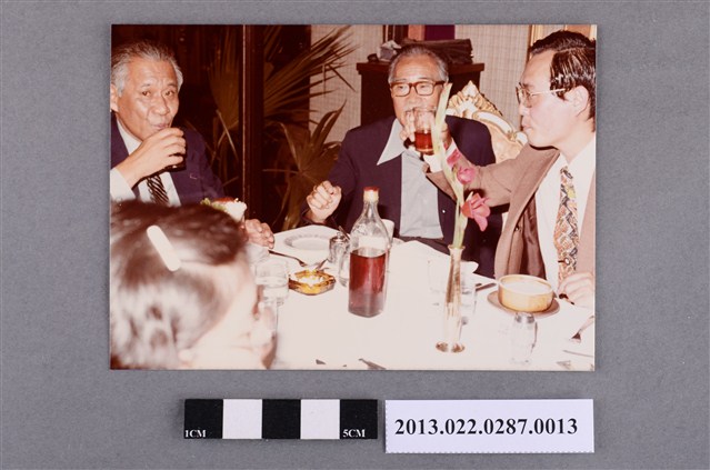 張星賢與友人餐敍照 (共2張)