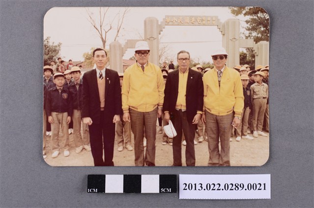 張星賢等人於臺南縣學甲鎮宅港國民小學前合照 (共2張)