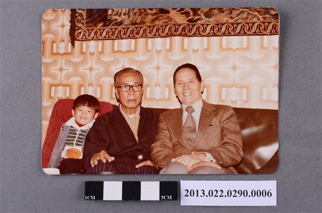 張星賢與李世明等三人合照 (共2張)