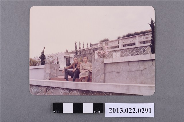 張星賢夫婦於墓園合照 (共2張)