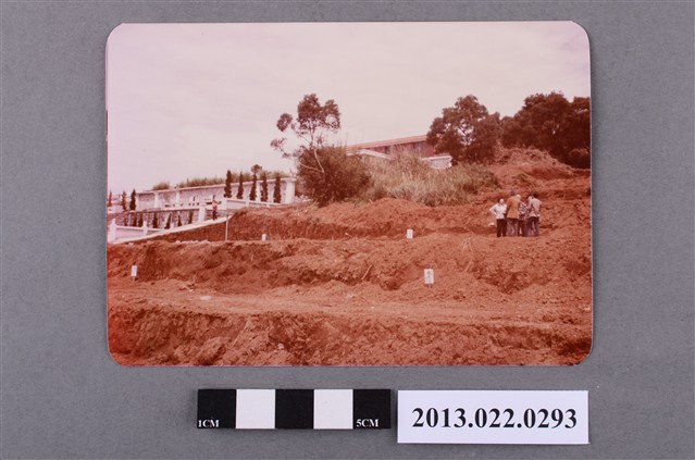 張星賢等五人於墓園合影 (共2張)