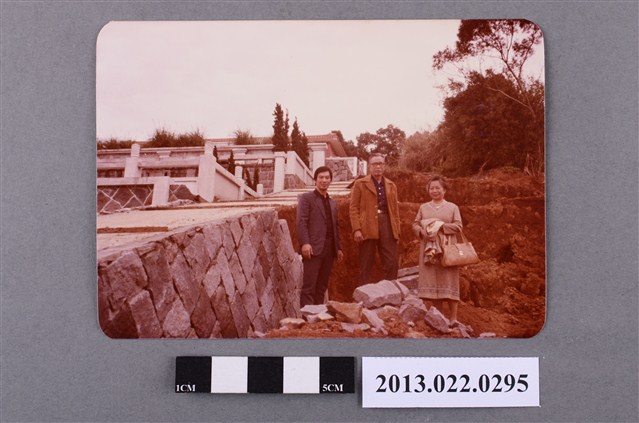 張星賢夫婦等三人於墓園合照 (共2張)