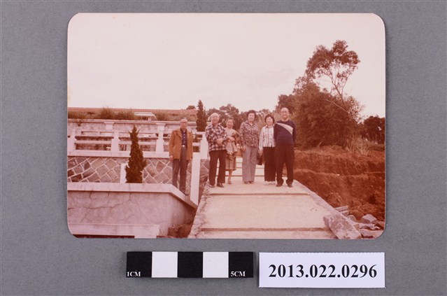 張星賢夫婦等六人於墓園合照 (共2張)