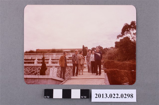 張星賢夫婦等六人於墓園合照 (共2張)