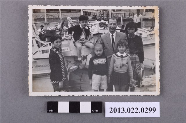 張星賢夫婦與小孩等六人合照 (共2張)