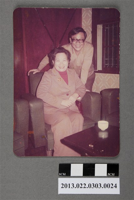 鄭新合與男子合照 (共2張)