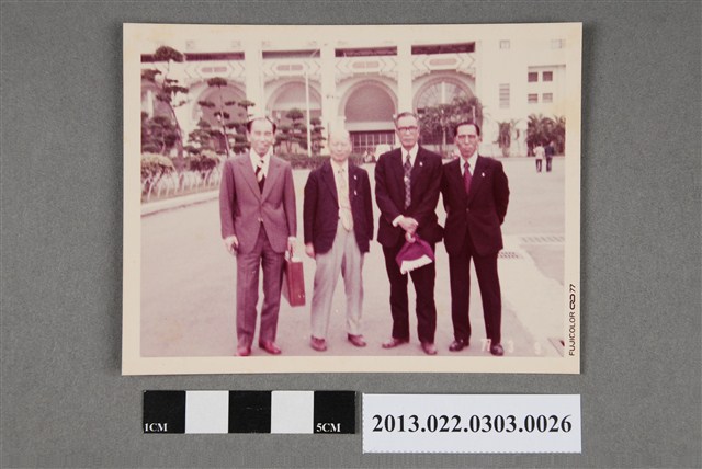 1977年3月9日張星賢與友人合照1 (共2張)