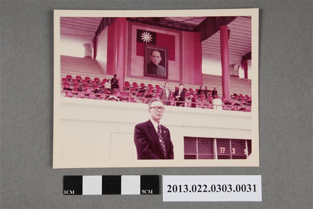 1977年3月9日張星賢獨照 (共2張)