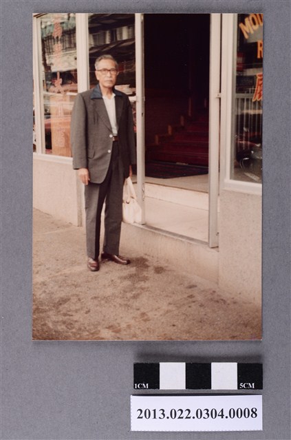 張星賢於萬碧大酒店前獨照 (共2張)