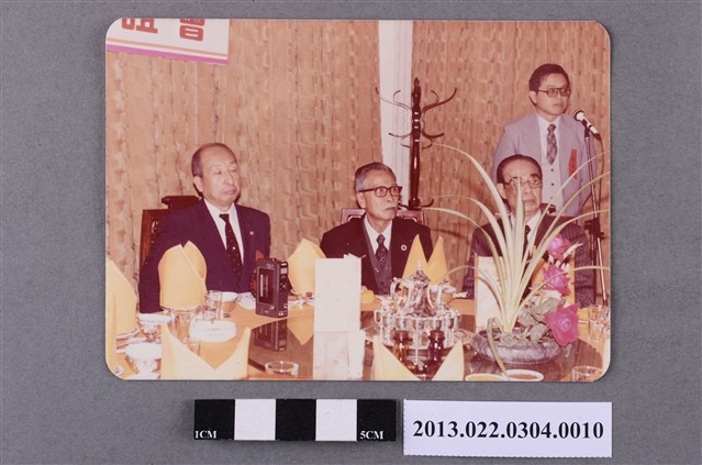 1981年11月28日臺北早大同學會張星賢與安倍剪影 (共2張)