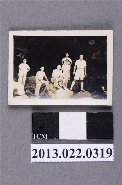 張星賢與銀行同事出遊合照 (共2張)