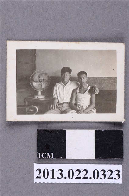 張星賢表弟與長子於自宅合照 (共2張)