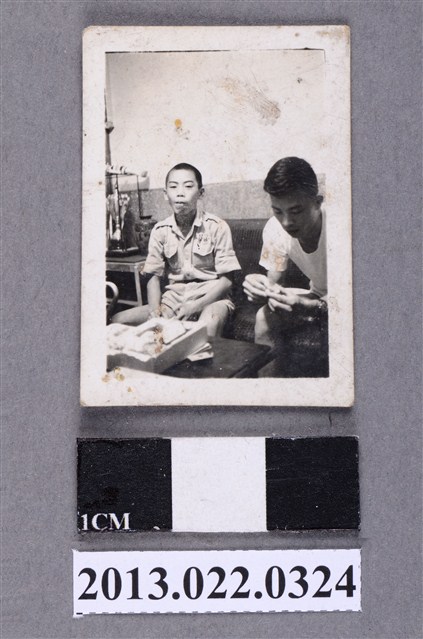 張星賢表弟與四子於自宅合照 (共2張)