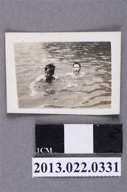 張星賢次子與朋友游泳合照 (共2張)