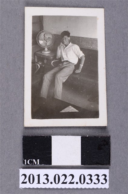 張星賢表弟於自宅獨照 (共2張)