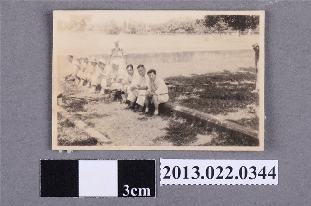 張星賢與合作金庫棒球隊員合照 (共2張)