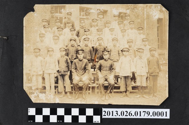 林森源與學生合照 (共1張)