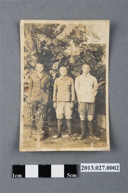 1944年間在高雄海軍服役的滿州鄉青年林清春與兩位同鄉入伍時合照 (共3張)