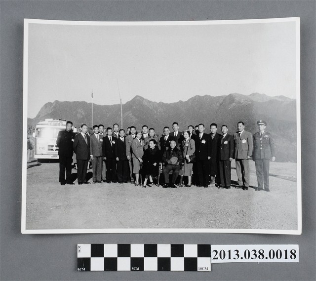 蔣中正視察中橫公路 (共2張)