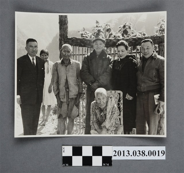 蔣中正視察中橫公路拜訪泰雅族耆老 (共2張)