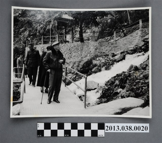 蔣中正在福壽山農場附近 (共2張)