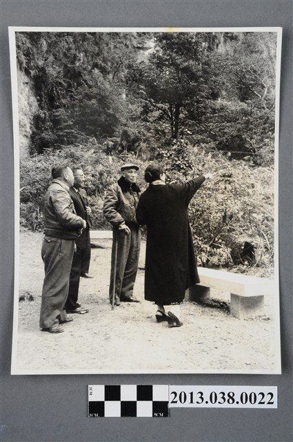 蔣中正視察中橫公路 (共2張)