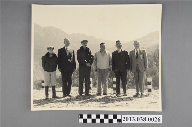 蔣中正與蔣經國等人 (共2張)