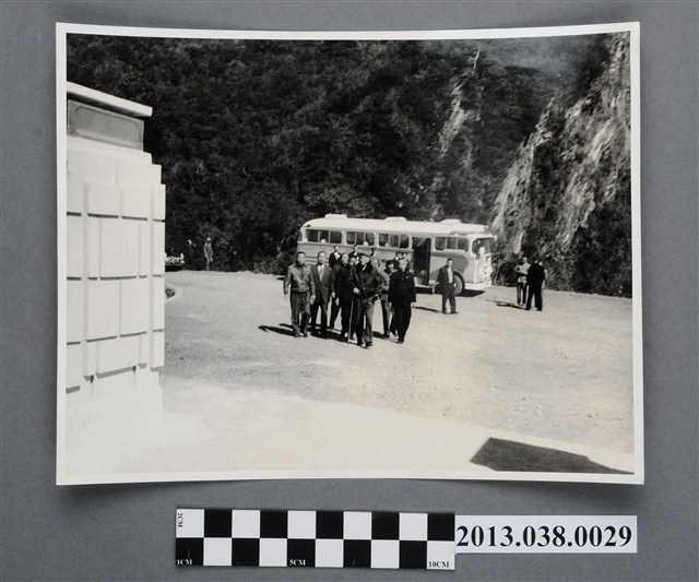 蔣中正搭乘巴士抵達中橫 (共2張)