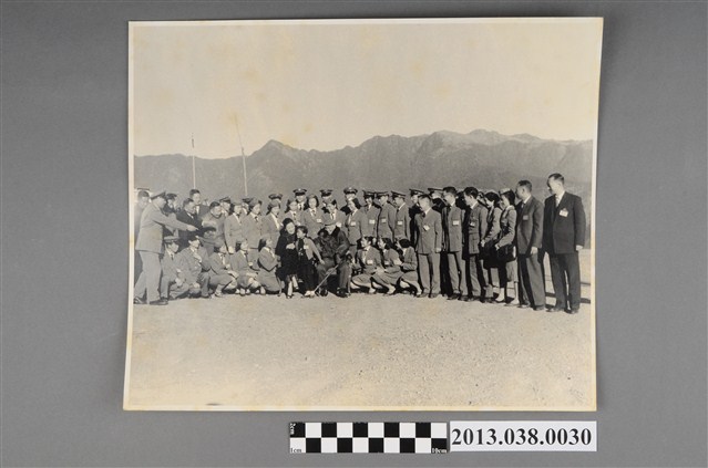 蔣中正視察中橫公路團體 (共2張)