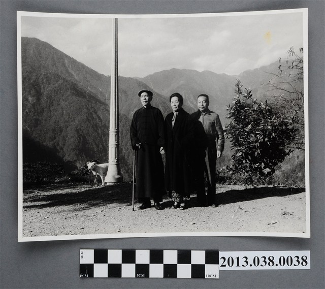 蔣中正、宋美齡與蔣經國 (共2張)