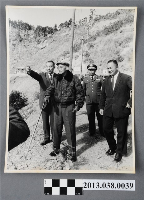 蔣中正聽取簡報 (共2張)