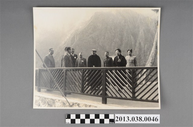 蔣中正及宋美齡一行人視察 (共2張)