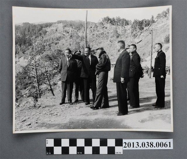 蔣中正聽取簡報 (共2張)