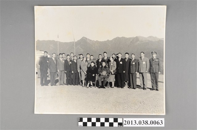 蔣中正夫婦中橫視察與相關人員 (共2張)