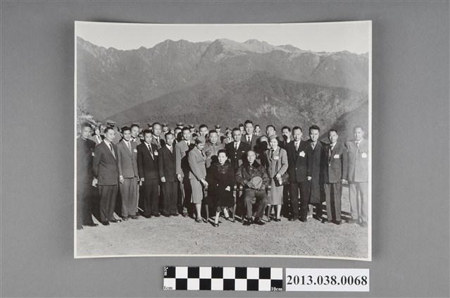 蔣中正中橫視察與相關人員 (共2張)