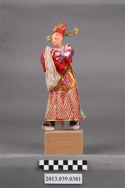 紙糊紅長袍小生人偶 (共9張)