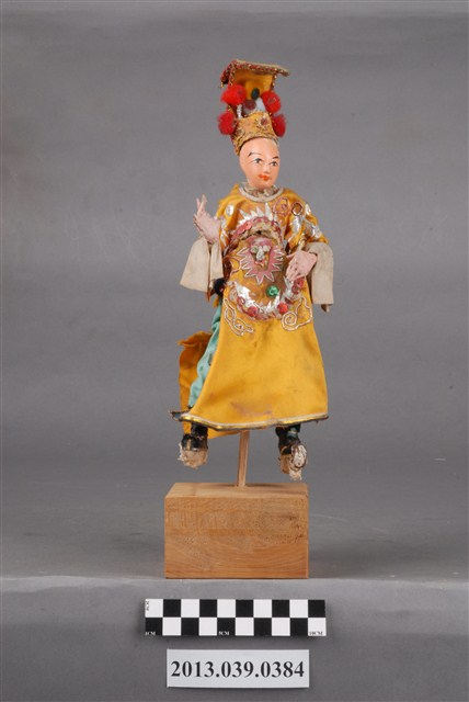 紙糊著龍袍皇帝人偶 (共10張)