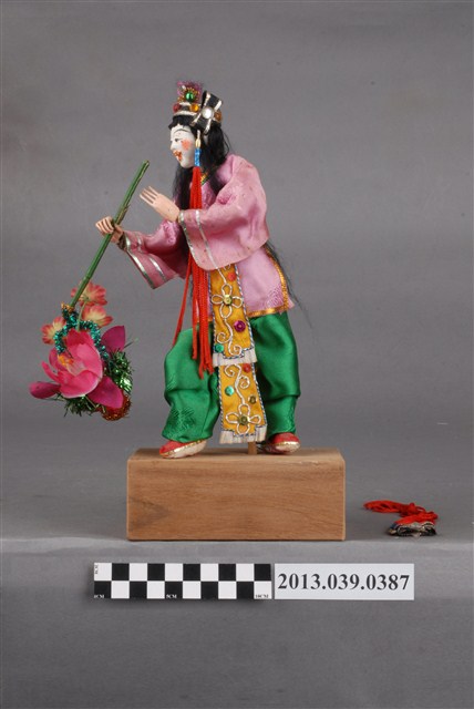 紙糊持花籃化妝丑角人偶 (共9張)