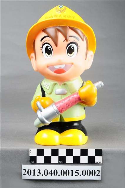 臺南縣義消總隊1999年消防寶寶瞄子手消防人員存錢筒 (共9張)